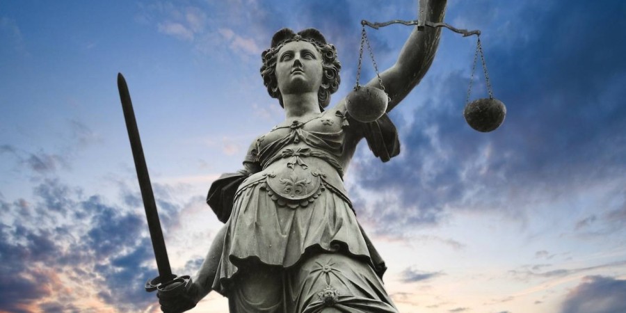 Δικαιοσύνη στην κατάψυξη – Διάδικοι με παλτό