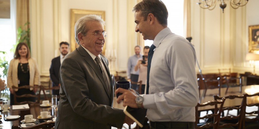 Από το πρωί του Σαββάτου ξεκίνησε η Περιφέρεια Αττικής το ξήλωμα των παράνομων διαφημιστικών πινακίδων σε κεντρικές λεωφόρους