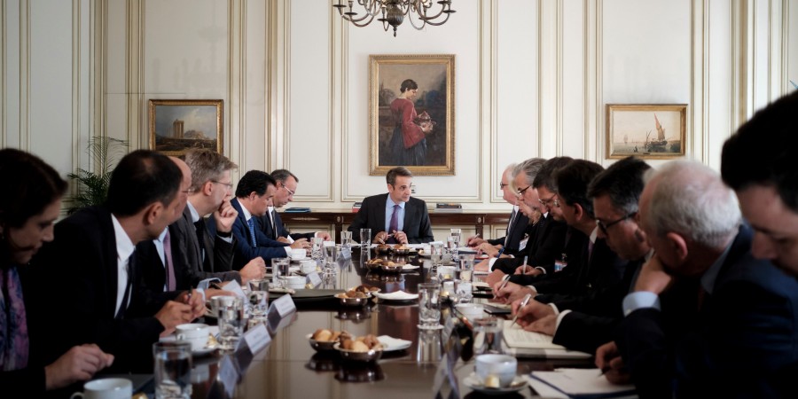 Αλλαγές στα λογισμικά των τραπεζών για τις χρεώσεις, μετά από τη συνάντηση Μητσοτάκη – τραπεζιτών