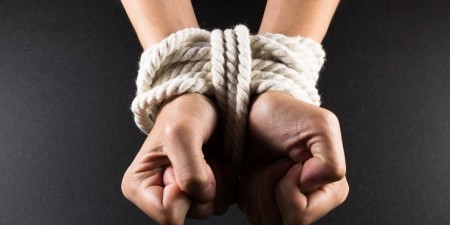 Παρέμβαση της Επιτροπής Ανταγωνισμού ζήτησε το ΚΙΝΑΛ για τις ανεξέλεγκτες και παράλογες χρεώσεις των τραπεζών