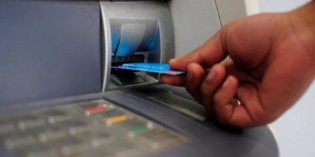 Οι τράπεζες χρεώνουν και η κυβέρνηση ρεμβάζει