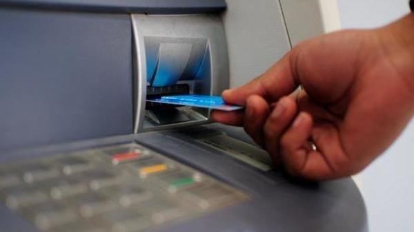 Οι τράπεζες χρεώνουν και η κυβέρνηση ρεμβάζει