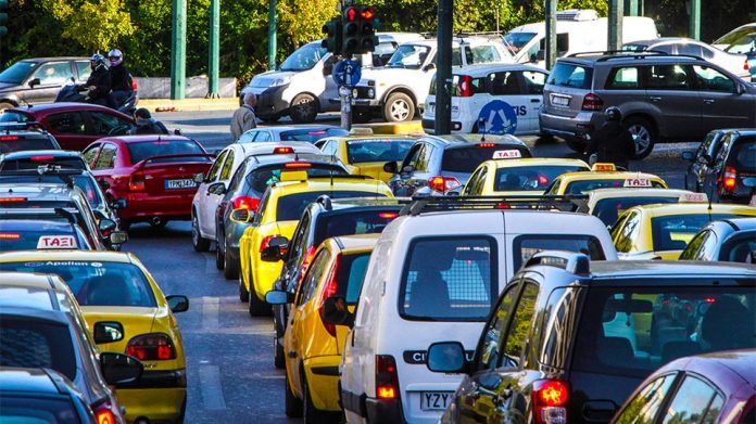 Κίνητρα για απόσυρση παλαιών αυτοκινήτων: Τι θα ισχύσει για ηλεκτροκίνηση και ρυπογόνα