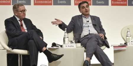 Ο Ευκλείδης Τσακαλώτος αμφισβητεί τον Kλάους Ρέγκλινγκ και τον ESM