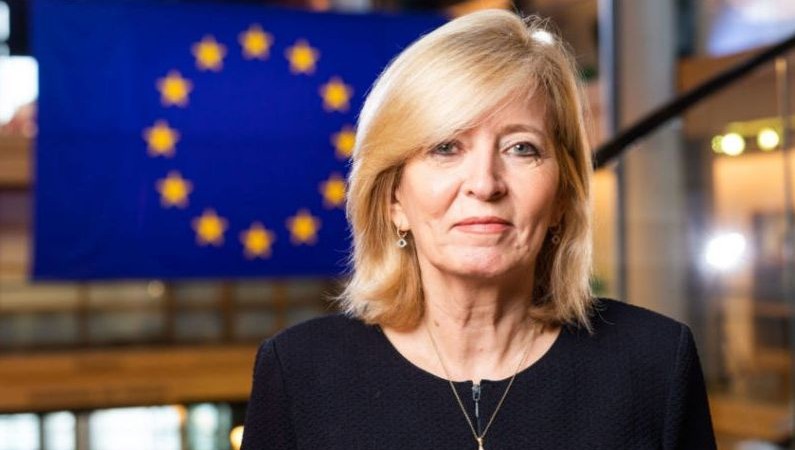 Η Emily O’Reilly επανεξελέγη πανηγυρικά Ευρωπαία Διαμεσολαβήτρια