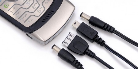 Το Κοινοβούλιο ζητά δεσμευτικούς κανόνες για κοινό φορτιστή μέχρι το καλοκαίρι