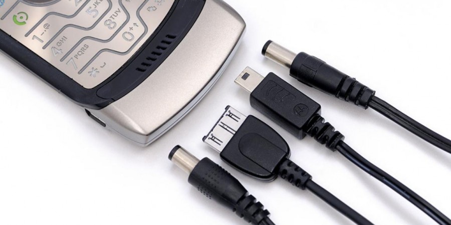 Το Κοινοβούλιο ζητά δεσμευτικούς κανόνες για κοινό φορτιστή μέχρι το καλοκαίρι