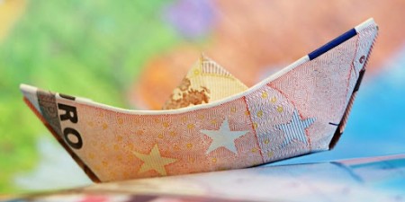 Ελαφρά βελτίωση των εκτιμήσεων της Ευρωπαϊκής Επιτροπής για τον ρυθμό οικονομικής μεγέθυνσης στη βραχυχρόνια περίοδο