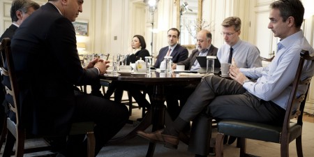Σύσκεψη υπό τον Πρωθυπουργό, για την πορεία εξάπλωσης του κορονοϊού