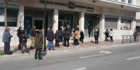 Αν οι συνταξιούχοι πληρώνονται στις τράπεζες με βάση το γράμμα που ξεκινά το επίθετό τους, τότε δεν θα είχαμε προβλήματα