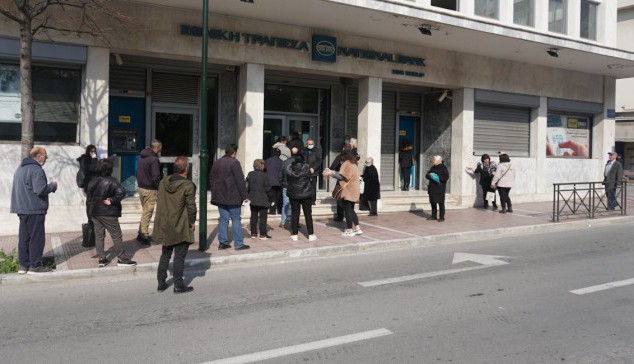 Αν οι συνταξιούχοι πληρώνονται στις τράπεζες με βάση το γράμμα που ξεκινά το επίθετό τους, τότε δεν θα είχαμε προβλήματα