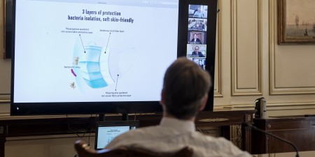 Ο Πρωθυπουργός κουβέντιασε με στελέχη των βιομηχανιών Πλαστικά Θράκης  και Lariplast