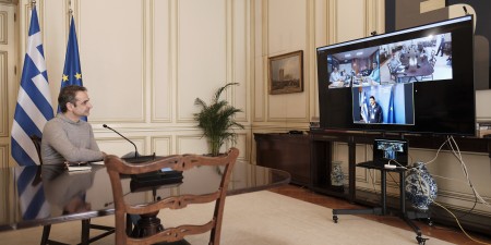 «Ξενάγηση» του Πρωθυπουργού στο Κέντρου Επιχειρήσεων της Πολιτικής Προστασίας, μέσω τηλεδιάσκεψης