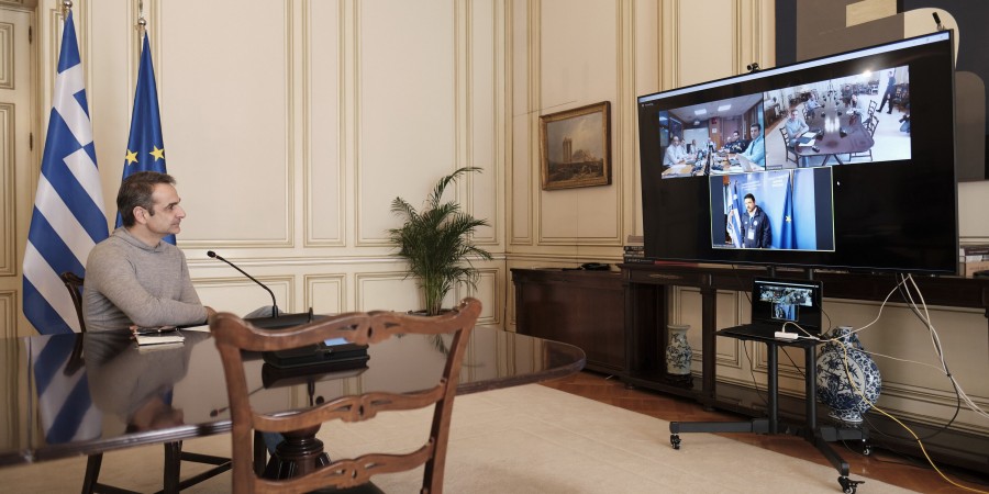 «Ξενάγηση» του Πρωθυπουργού στο Κέντρου Επιχειρήσεων της Πολιτικής Προστασίας, μέσω τηλεδιάσκεψης