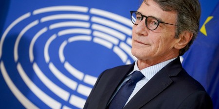 Sassoli: «Συλλογικό πνεύμα» τα γεύματα για άστεγους, εργαζόμενους πρώτης γραμμής