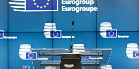 Bloomberg: «Το αποτέλεσμα του Eurogroup ήταν ένας συμβιβασμός της ΕΕ»