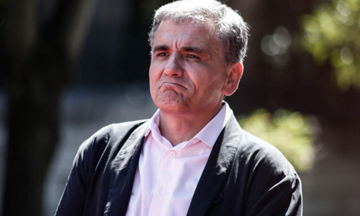 Τσακαλώτος: Δύο γεγονότα και τέσσερις ερωτήσεις για το «μαξιλάρι»