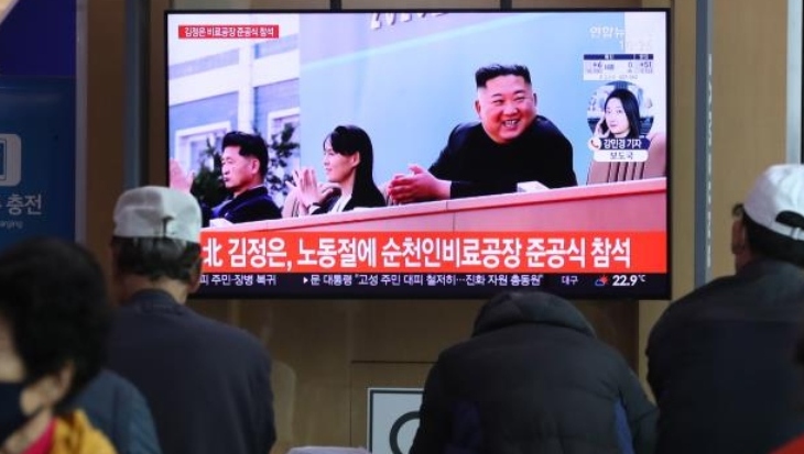 Πρώτη δημόσια εμφάνιση του Κιμ Γιονγκ Ουν μετά τις φήμες