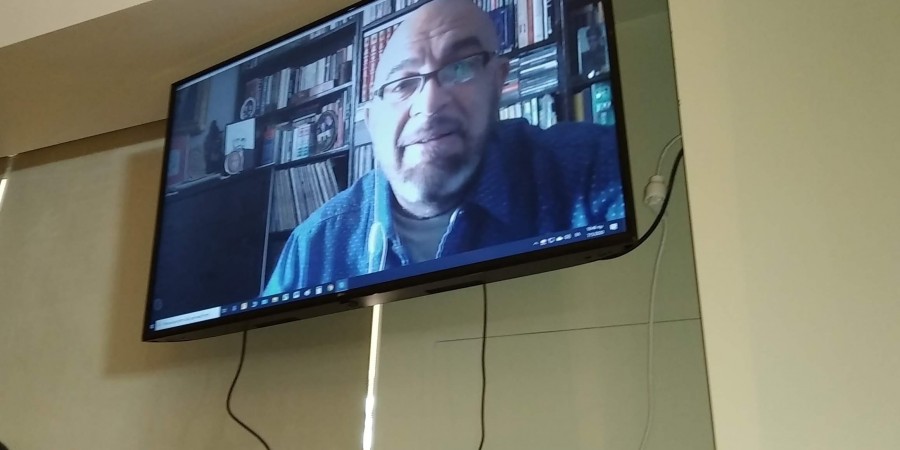 Ο Γιάννης Ζουγανέλης ψυχαγωγεί τα παιδιά στον Σύνδεσμο προστασίας Παιδιών και ΑΜΕΑ