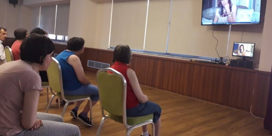 Η Μιμή Ντενίση διάβασε παραμύθι στον Σύνδεσμο Προστασίας Παιδιών και ΑμΕΑ