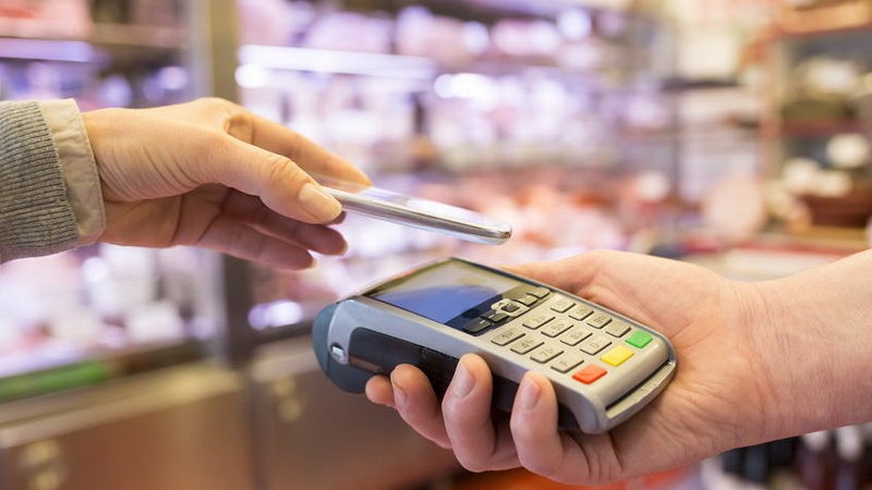 Τι ισχύει φέτος για ηλεκτρονικές πληρωμές, αποδείξεις και τον έξτρα φόρο;