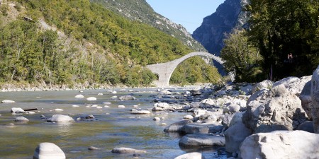 Ο Πρωθυπουργός Κυριάκος Μητσοτάκης στο Γεφύρι της Πλάκας