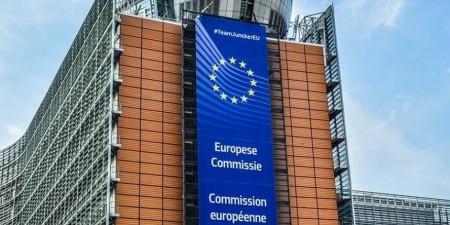 Αποστάσεις της Κομισιόν για τα μυστικά κονδύλια στη διαχείριση του προσφυγικού