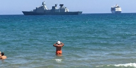 Φρεγάτες, κρουαζιερόπλοια και λουόμενοι παρέα