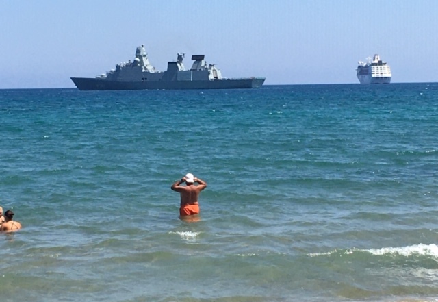 Φρεγάτες, κρουαζιερόπλοια και λουόμενοι παρέα