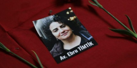 Το Παρίσι δηλώνει «βαθιά ανήσυχο» μετά τον θάνατο της Τουρκάλας δικηγόρου στη φυλακή