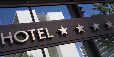 Πρωτοφανής πτώση πληροτήτων στα ξενοδοχεία της Αθήνας λόγω covid-19