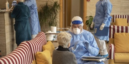 Συνεργασία Περιφέρειας Αττικής – ΕΟΔΥ για μαζικούς ελέγχους στις Mονάδες Φροντίδας Ηλικιωμένων και τις προνοιακές δομές της Αττικής