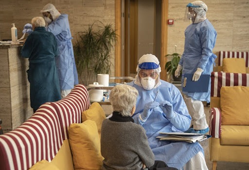 Συνεργασία Περιφέρειας Αττικής – ΕΟΔΥ για μαζικούς ελέγχους στις Mονάδες Φροντίδας Ηλικιωμένων και τις προνοιακές δομές της Αττικής