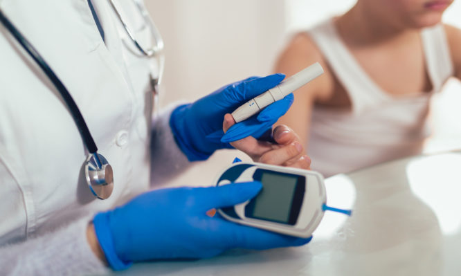 Υψηλότερα ποσοστά διαβητικής κετοξέωσης και σοβαρής κετοξέωσης σε παιδιά με νεοδιαγνωσθέντα διαβήτη τύπου 1.