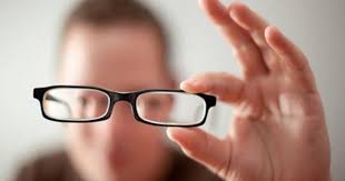 Η χρήση γυαλιών για πάνω από 8 ώρες την ημέρα μπορεί να προστατεύει από τη μετάδοση της λοίμωξης COVID-19