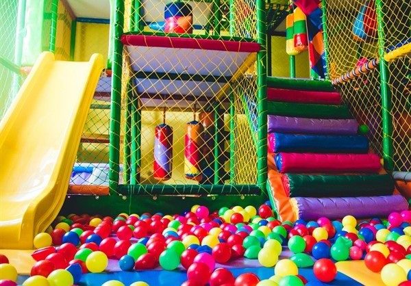 Με μάσκα στο σχολείο, χωρίς μάσκα στους παιδότοπους!