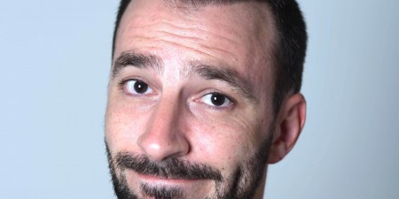 Γιώργος Χατζηπαύλου επιστρέφει στο θερινό CINE Άνεσις με τη νέα stand-up comedy παράστασή του, «Τάιμινγκ»