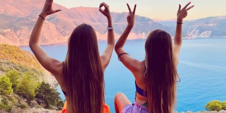 Αδελφές Ερωτοκρίτου: «Οι Κινέζοι, που μετά από προτροπή μας επισκέφτηκαν την Ελλάδα, τρελαίνονται με τις ομορφιές του τόπου μας» (video)
