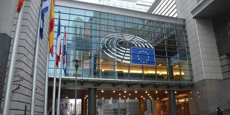 Το 77% των Ευρωπαίων ζητά σύνδεση των κονδυλίων της ΕΕ με το σεβασμό του κράτους δικαίου