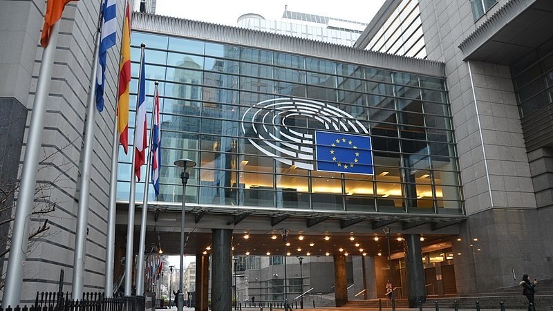 Το 77% των Ευρωπαίων ζητά σύνδεση των κονδυλίων της ΕΕ με το σεβασμό του κράτους δικαίου