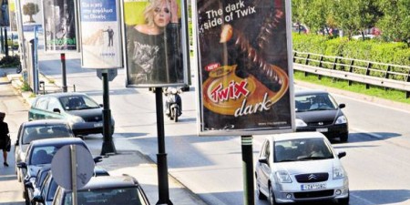 Ο Πανελλαδικός Σύλλογος «SOS Τροχαία Εγκλήματα» χαρακτηρίζει το Δήμο Αθηναίων «Μέγα χορηγό της παράνομης υπαίθριας διαφήμισης»