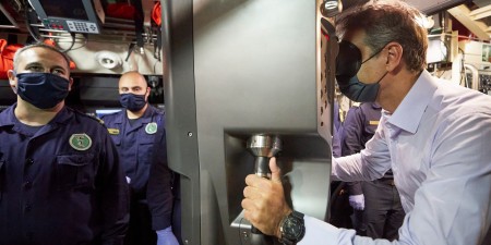 Μητσοτάκης στο υποβρύχιο «ΚΑΤΣΩΝΗΣ»: «Μας δίνετε τη δυνατότητα μέσα από την ισχυρή αποτρεπτική δυνατότητα να διαβούμε τον δύσκολο δρόμο της διπλωματίας»
