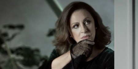 Η Χάρις Αλεξίου ανεβαίνει και πάλι σε θεατρική σκηνή ερμηνεύοντας το μονόλογο “ΜΕΤΑΜΦΙΕΣΗ”