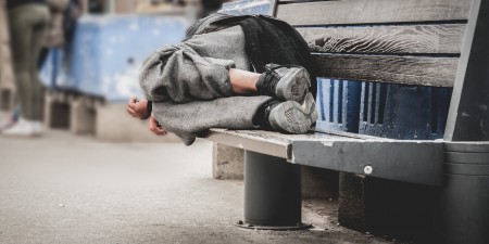 Η εξάλειψη της αστεγίας έως το 2030 πρέπει να γίνει στόχος της ΕΕ