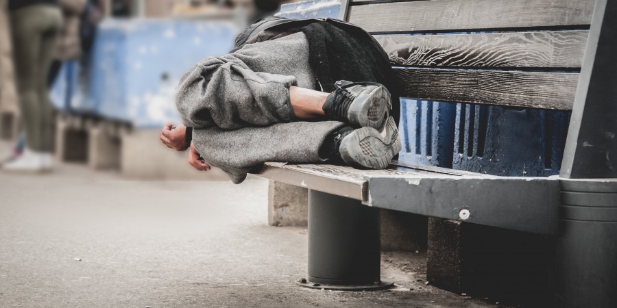 Η εξάλειψη της αστεγίας έως το 2030 πρέπει να γίνει στόχος της ΕΕ