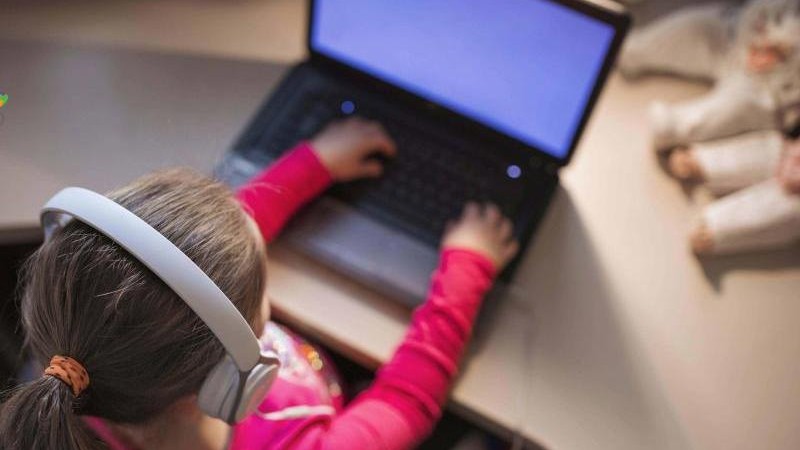 Τα πιτσιρίκια του Δημοτικού γελούσαν με την τηλεκπαίδευση