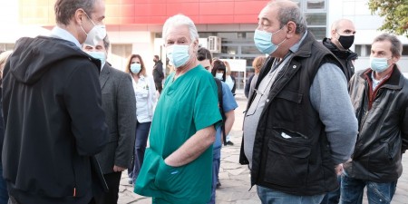 Μητσοτάκης από το Κέντρο Υγείας στον Εύοσμο: «Θα έχουμε ακόμη μία με δύο εβδομάδες πολύ δύσκολες μπροστά μας»