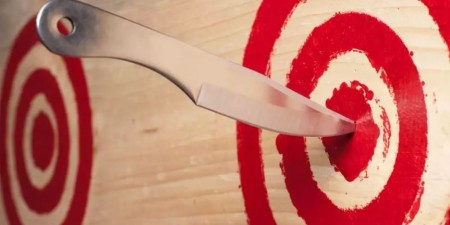 Ανεμίζουν τα μαχαίρια στον αέρα