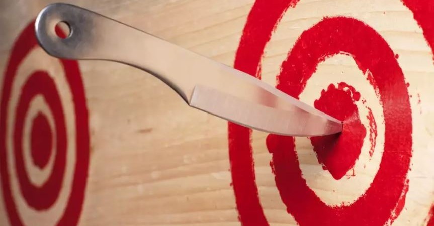 Ανεμίζουν τα μαχαίρια στον αέρα