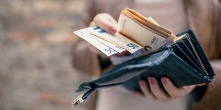 Ποια επιδόματα κι ενισχύσεις καταβάλλονται τις επόμενες μέρες